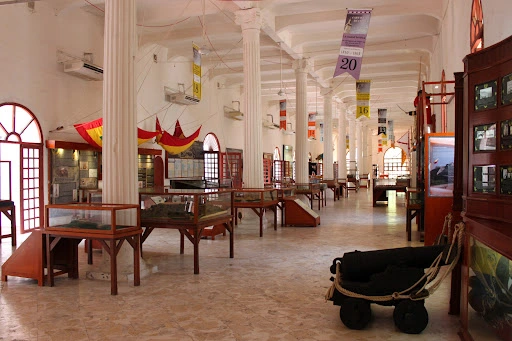 Interior salón principal museo Casa Naval en Cartagena