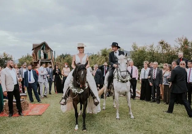 Formas originales de llegar a la boda: en caballo