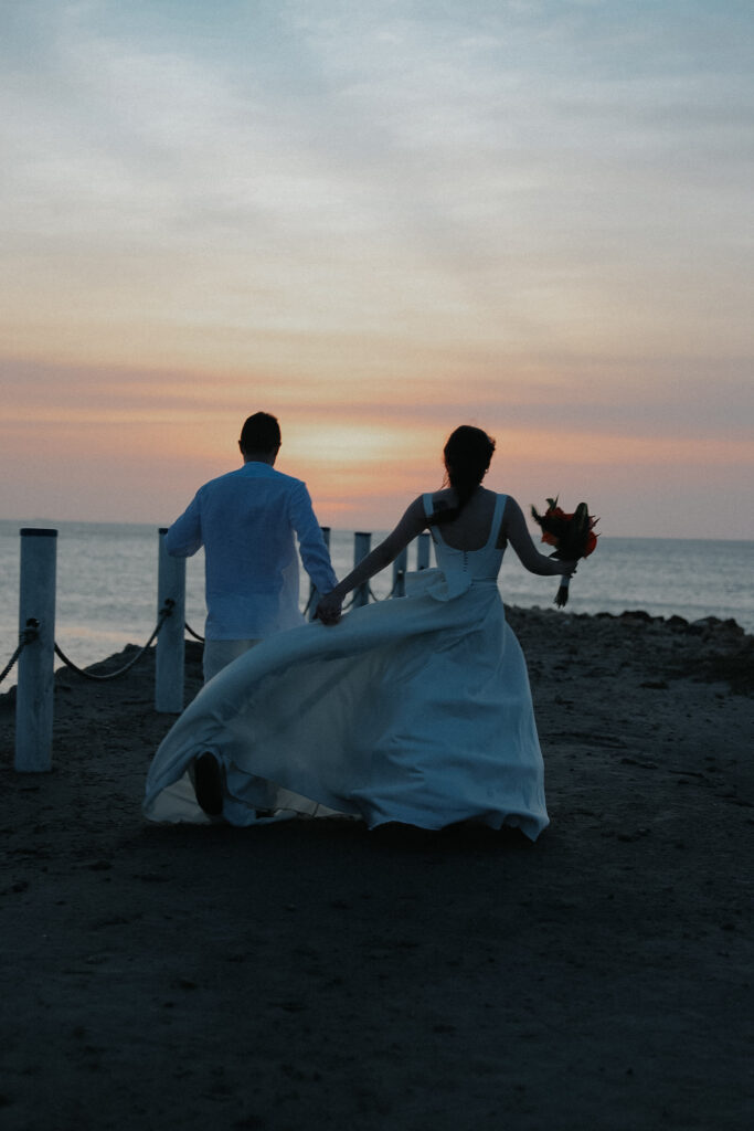 Novios en su boda frente al mar