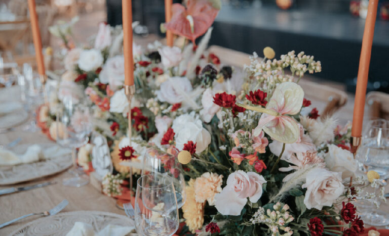 Boda en Medellín con cielo dorado y plan B de techo iluminado
