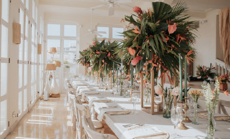 Wedding in Medellín with golden sky and covered lighting plan