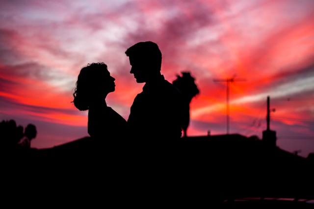 Pareja mirándose en el atardecer
