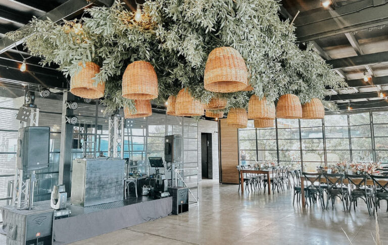 Salón de matrimonio con decoración en techo