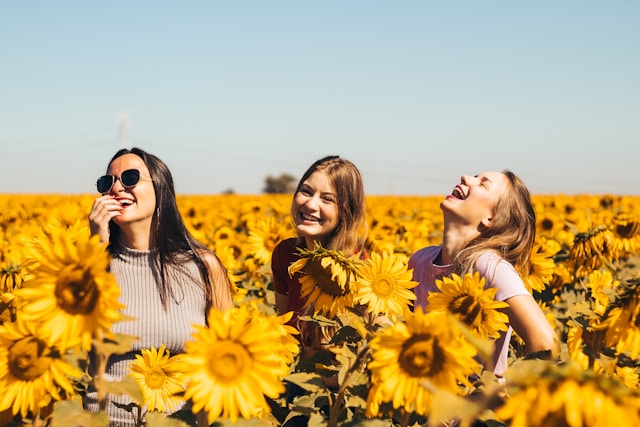 Mujeres felices sonriendo en un campo de girasoles