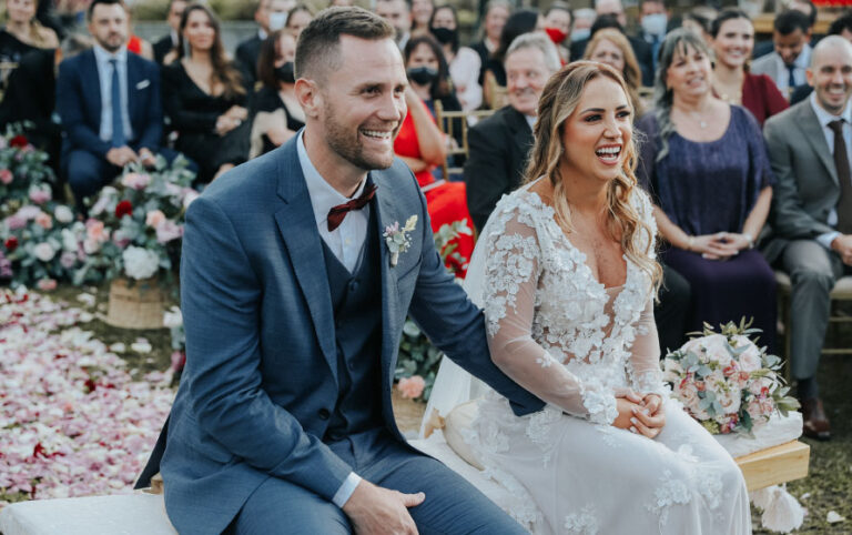 Pareja de esposos sonriendo en la celebración de su matrimonio