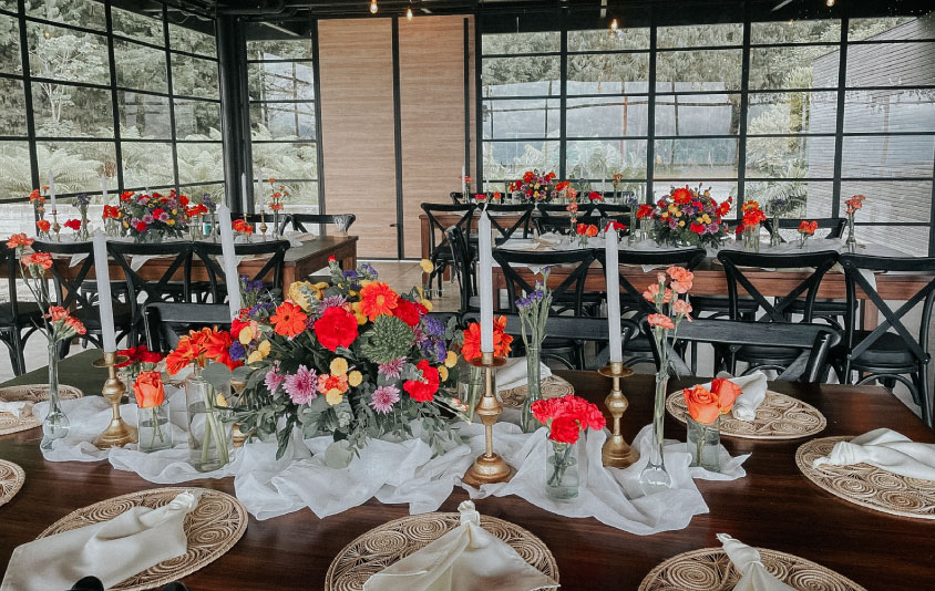 Arreglos con flores y centros de mesa de un salón de matrimonio