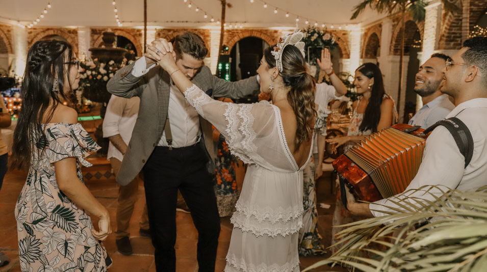 Pareja de novios bailando una canción del pacífico colombiano