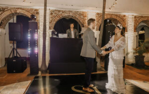 Esposos bailando una canción romántica