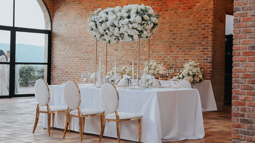 decoración de centro de mesa con flores blancas y elegantes
