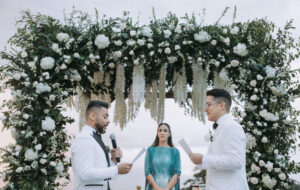 Pareja de novios diciendo sus votos matrimoniales