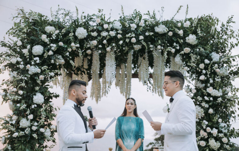 Pareja de novios diciendo sus votos matrimoniales