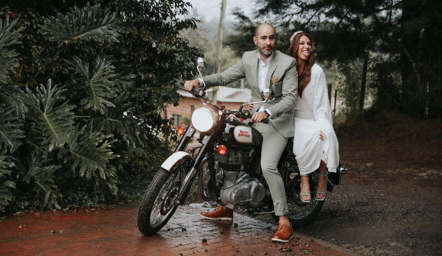 Pareja de esposos subidos en una moto.