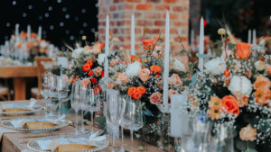 Salón de matrimonio decorado con un centro de mesa de flores de colores