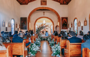 Pareja de esposos casándose en una iglesia