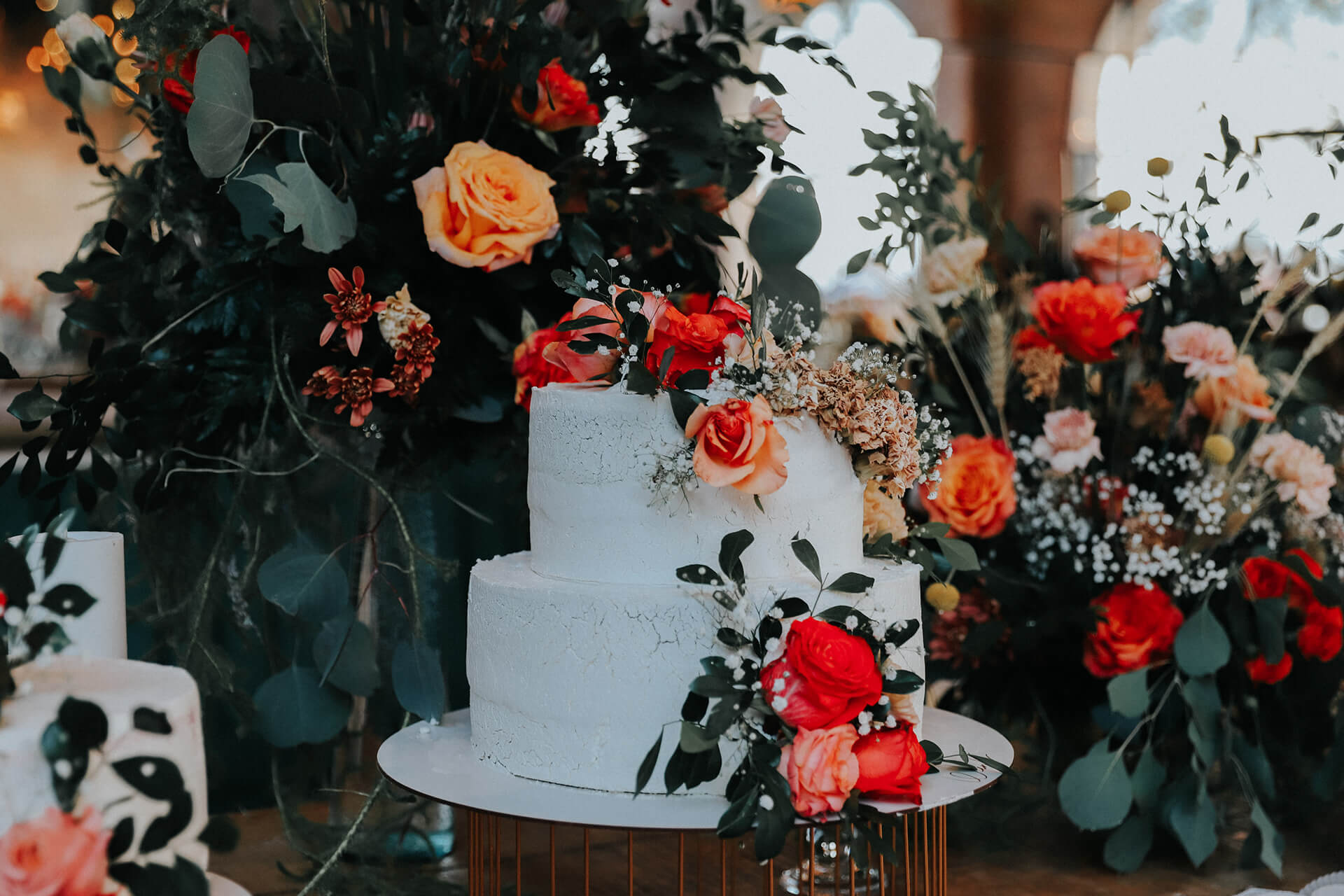 torta decorada sobre una mesa con flores 