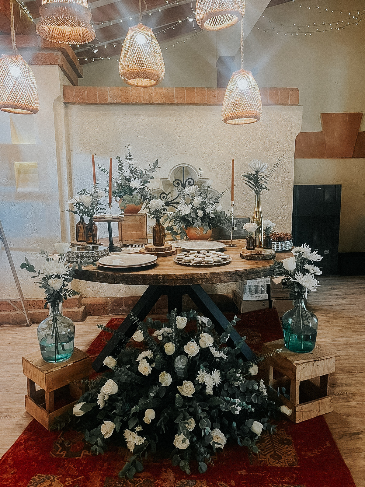 Mesa redonda con flores para matrimonio