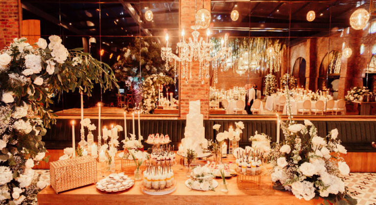 Mesa decorativa de un matrimonio