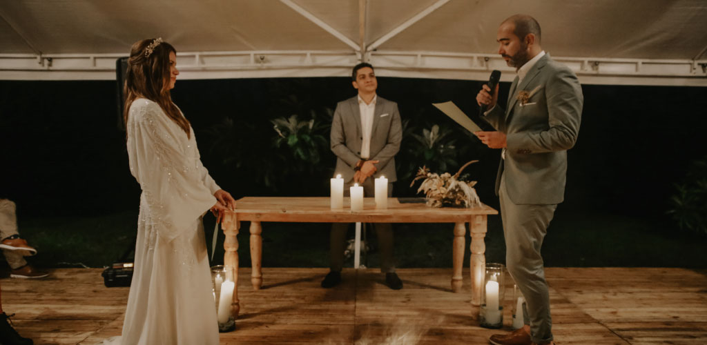 Pareja diciéndose frases románticas en su matrimonio