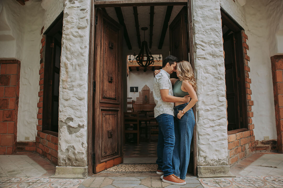 Pareja romántica en el marco de una puerta