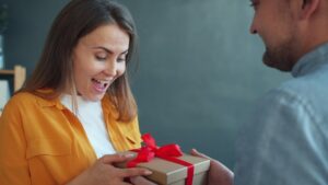 Amigos dándose un regalo por el día de amor y amistad