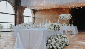 Salón de recepción decorado para boda