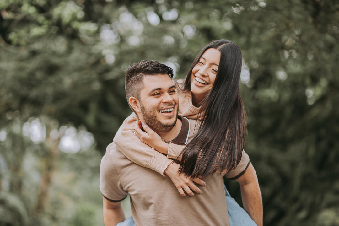 Pareja de novios disfrutando y riendo juntos