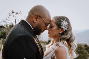 Pareja de esposos posando en su matrimonio juntando sus frentes