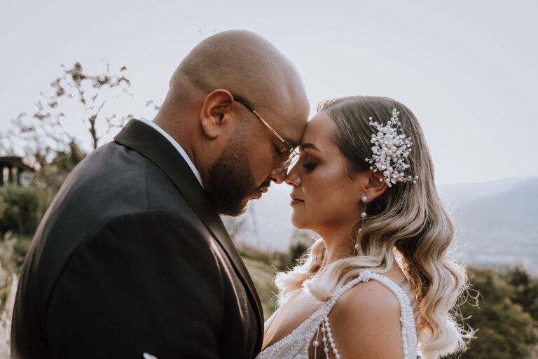 Pareja de esposos posando en su matrimonio juntando sus frentes