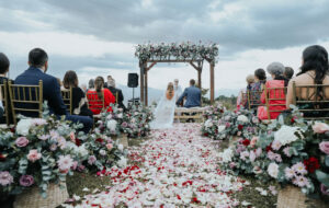 Pareja casándose al aire libre
