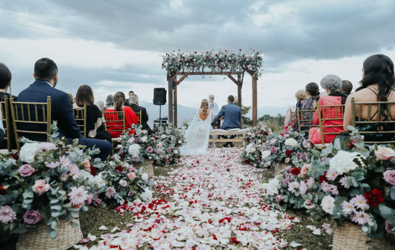 Pareja casándose al aire libre