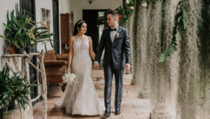 Pareja de novios caminando cogidos de la mano