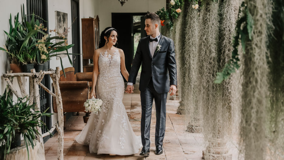 Pareja de novios caminando cogidos de la mano