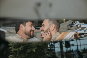 Pareja de novios, mirándose con ternura.