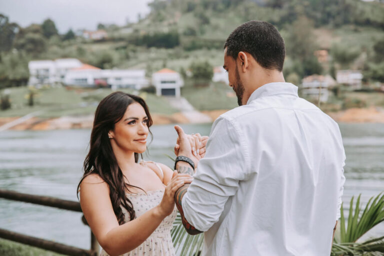 Pareja de enamorados mirándose entre sí de forma romántica