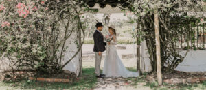 Pareja celebrando su matrimonio, mirándose fijamente.