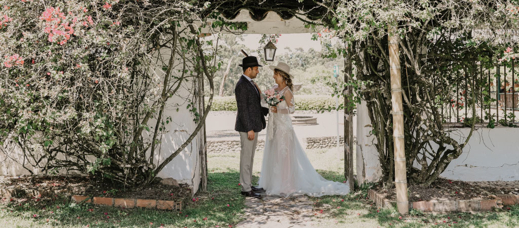 Pareja celebrando su matrimonio, mirándose fijamente.