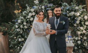 Pareja de esposos en su compromiso matrimonial