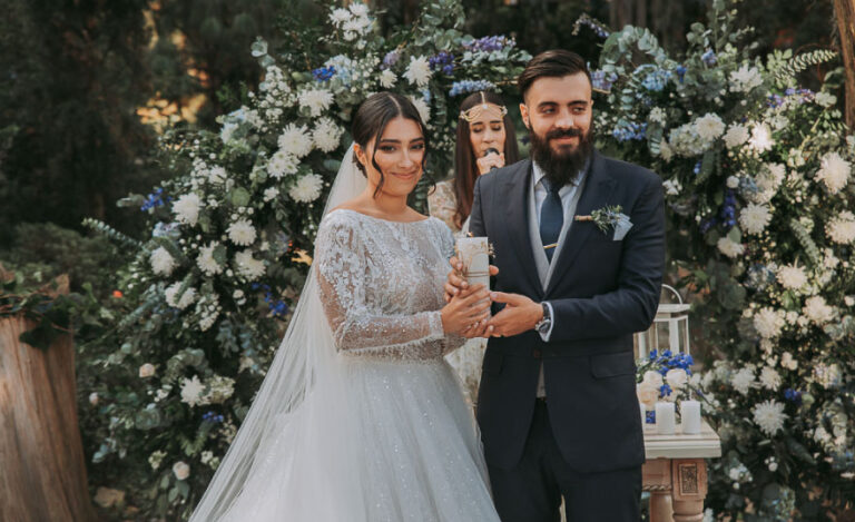 Pareja de esposos en su compromiso matrimonial