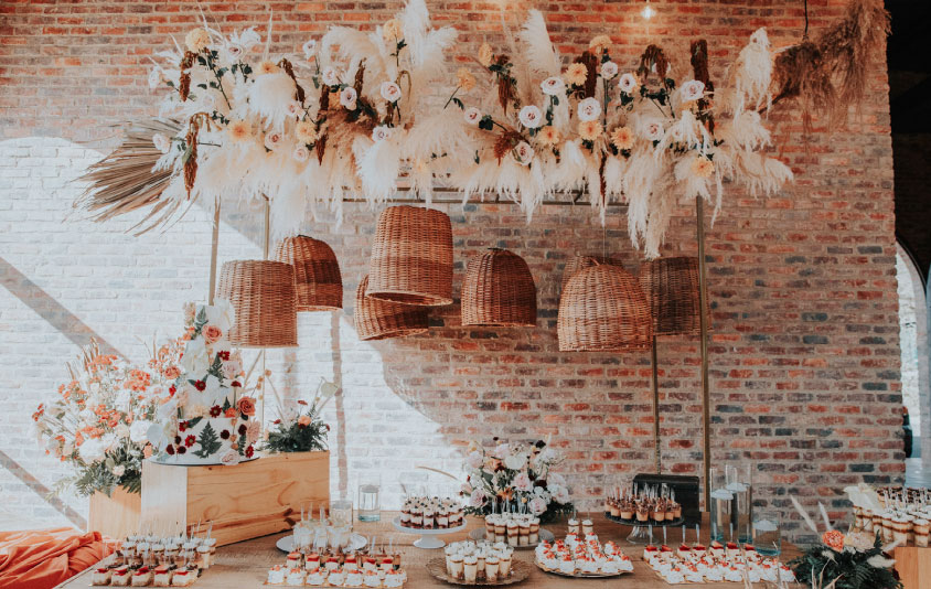 Decoración de una mesa de pasabocas de matrimonio