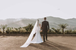 Pareja de esposos mirando el horizonte