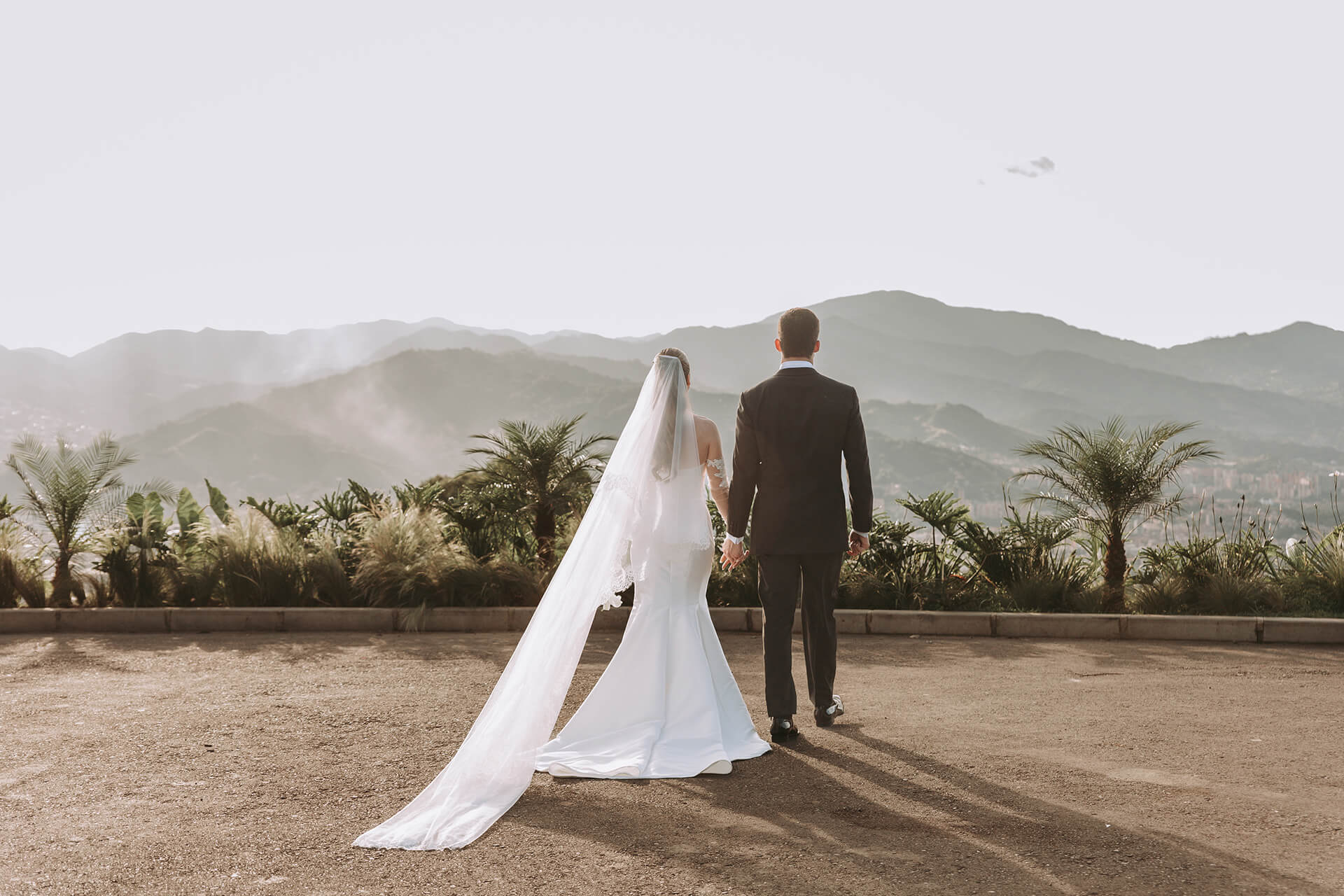 Pareja de esposos mirando el horizonte