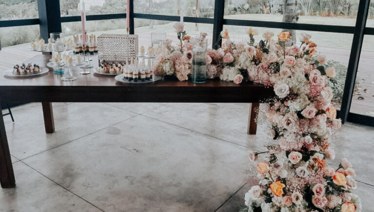 Arreglo floral de pasabocas para boda en Colombia con diseño elegante