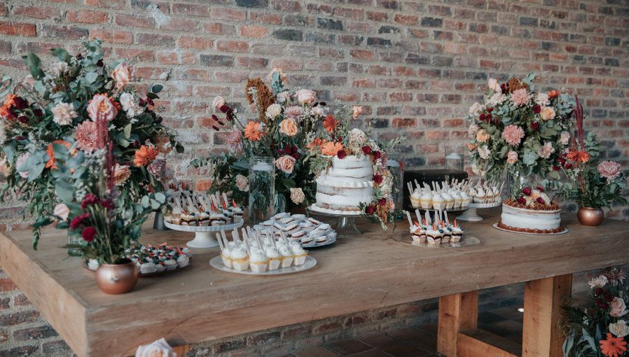 Adornos con flores decorando un espacio de celebración de matrimonio como la mesa de centro