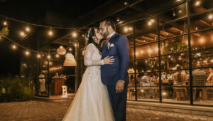 Pareja de esposos en su banquete de bodas celebrando con sus invitados