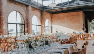Salón de bodas con centros de mesa rectangulares decoradas