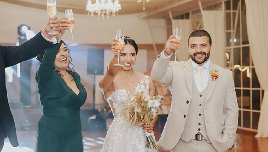 matrimonio en banquete y brindis celebrando felices