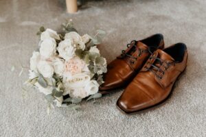 Zapatos de hombre para matrimonio con un yogo al lado