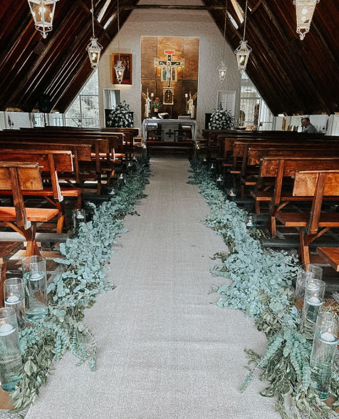 iglesia vacía con decoración hacia el altar