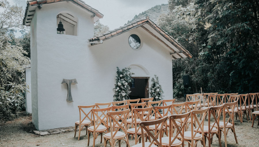 Foto de iglesia decorada con flores para matrimonio