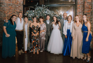 novios con su familia posando para la foto
